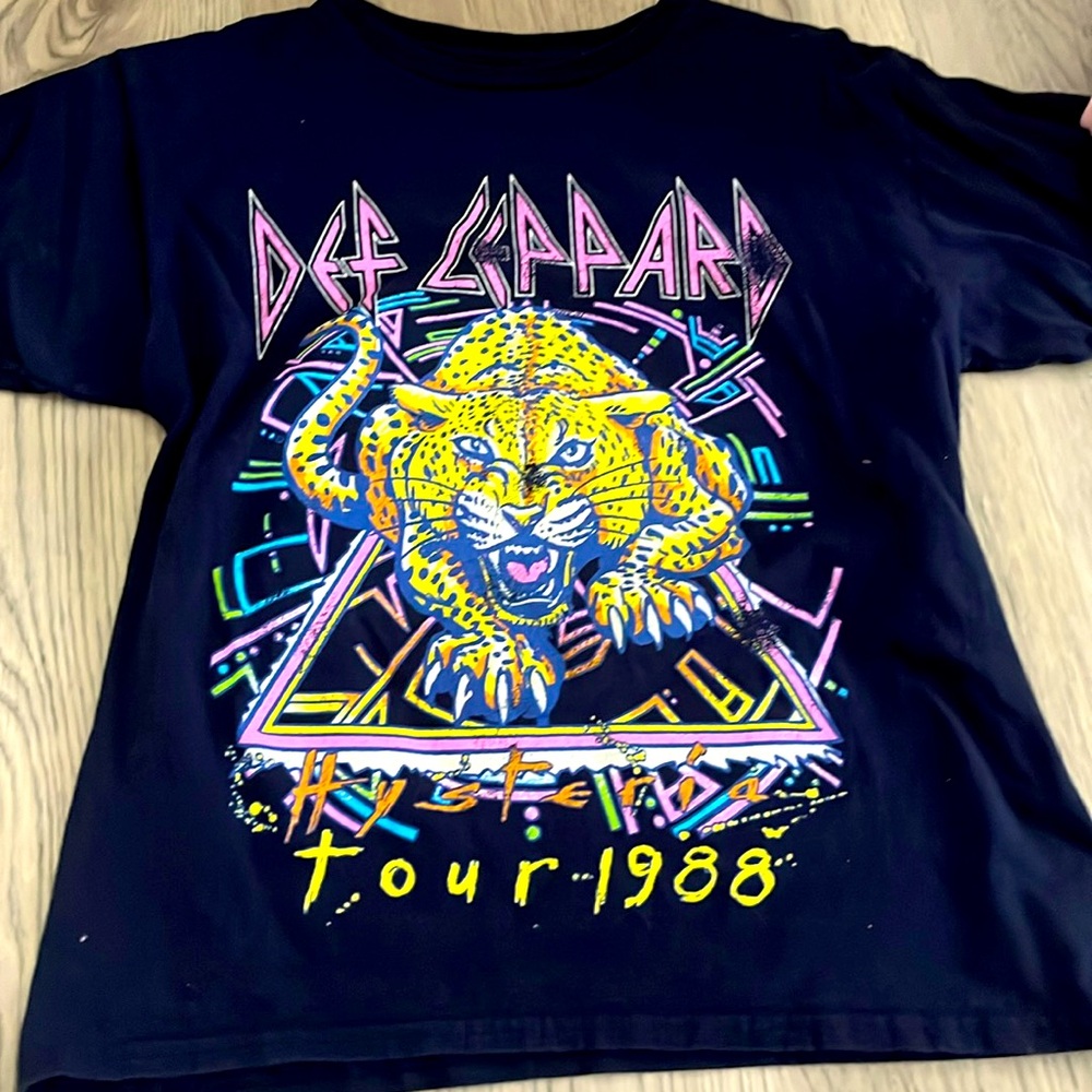 Def leapord graphic tee
